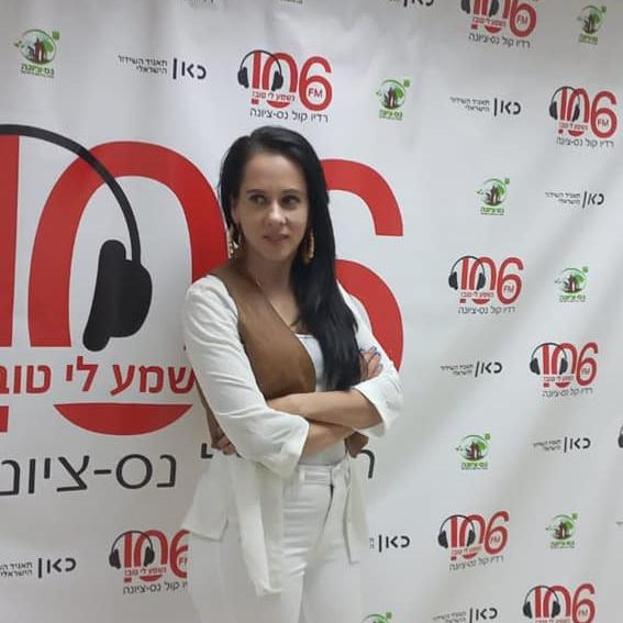 אסתר ראובני בעברי על הגל  4.4.323